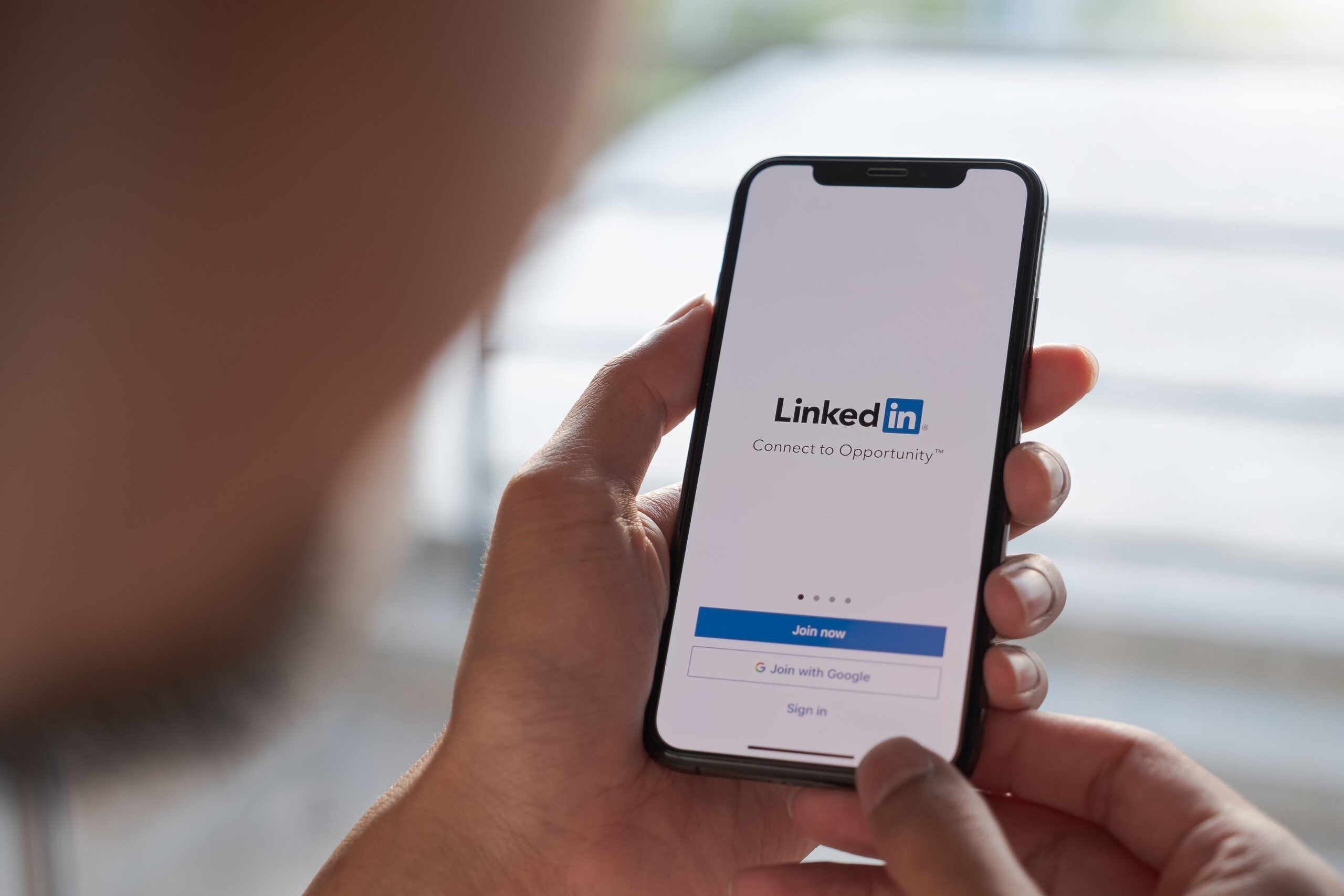 Beyond the Resume: Crafting a Compelling LinkedIn Profile That Gets You Noticed